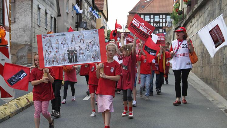 Die Brose Baskets aus Bamberg lieferten das Motto für diese Gruppe, die ein Hingucker im Zeulner Kinderfestzug war.