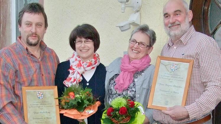 Was wäre die Brückenauer Wehr ohne diese beiden Frauen: Günther Übelacker (links) und Kurt Abersfelder zeichnen Brigitte Übelacker (links) und Heidrun Krug mit der Ehrennadel in Bronze aus. Foto: Feuerwehr