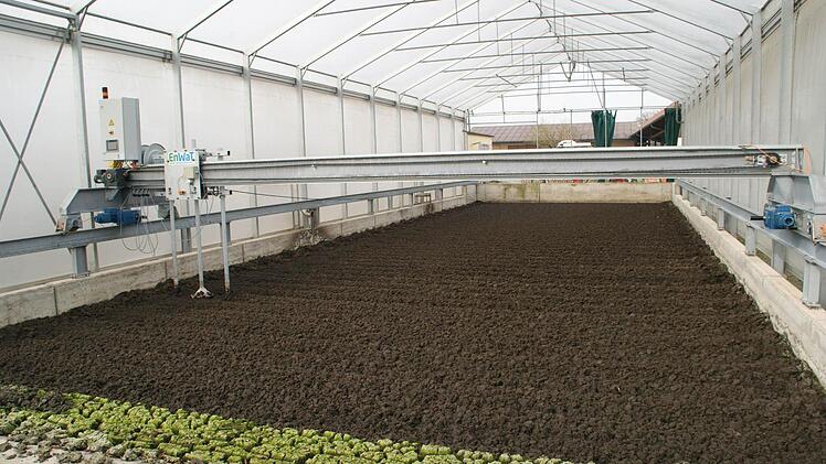 Der Schlamm trocknet auf 90 Prozent Trockensubstanz, der "Keiler" wendet das Material. Fotos: Sabine Weinbeer