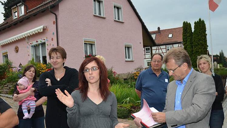 Schon im August 2011 gab es starke Proteste von Bürgern und vor allem besorgten Müttern, die die Raserei der Autofahrer in der Schulstraße beklagten. Foto: Karl-Heinz Hofmann