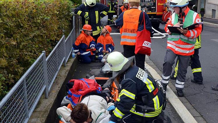 Dramatische Szenen bei der Großübung am Samstag im Haus Kreuzberg der Kurklinik "Am Kurpark" in Bad Kissingen.  Foto: Rauch