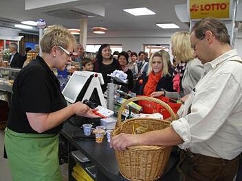 So einen Ansturm wie zur Eröffnung würde sich der RugenDorfladen öfters wünschen. Derzeit optimieren die Rugendorfer ihr Angebot und suchen das Gespräch mit den Kunden. Foto: Sonja Adam/Archiv