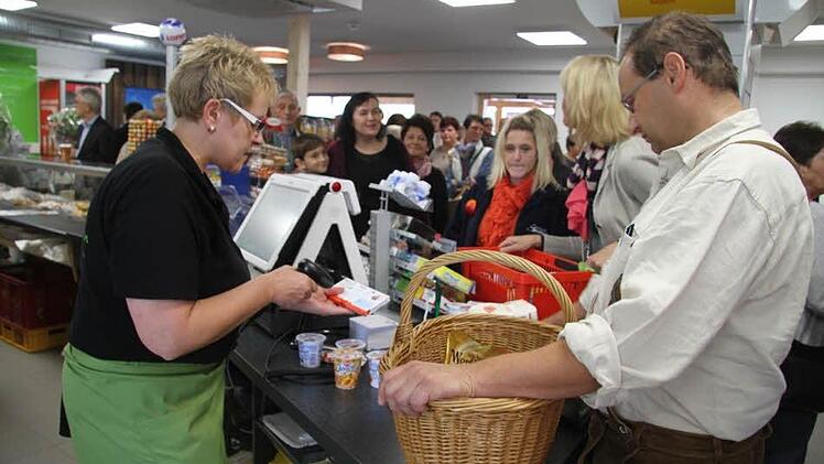 So einen Ansturm wie zur Eröffnung würde sich der RugenDorfladen öfters wünschen. Derzeit optimieren die Rugendorfer ihr Angebot und suchen das Gespräch mit den Kunden. Foto: Sonja Adam/Archiv