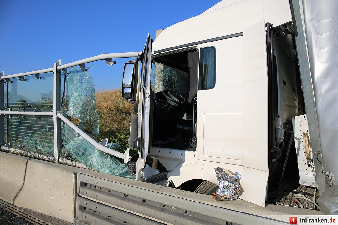 Lkw kracht auf A9 bei Bayreuth ungebremst gegen Lärmschutzwand