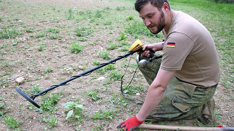 Nico Zelenko ist sich sicher, im Tal einen Wolf gesehen zu haben und zeigt auf die Spuren. Er war mit seinem Metalldetektor unterwegs, als er das Tier auf einem Acker entdeckte Foto: Heike Beudert