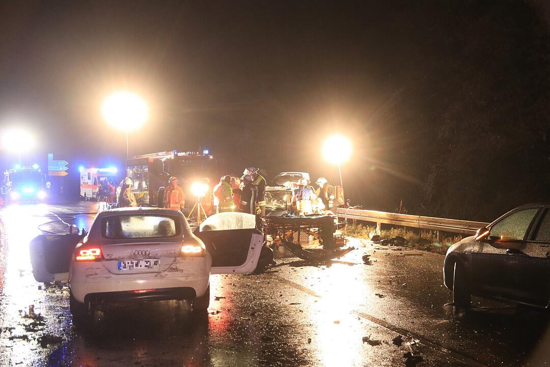 Schwerer Unfall auf der B4 bei Kemmern (Kreis Bamberg) mit zwei schwer verletzten Kindern