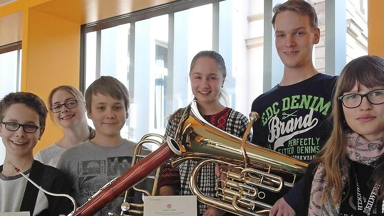 Die Preistr&auml;ger bei "Jugend musiziert" (von links): Nico Neubauer, Klasse 7 (Fagott), Anna G&uuml;nther, Klasse 9 (Klavier), Julian Heinz, Klasse 8 (Posaune), Leonie Neubauer, Klasse 10 (Klavier), Julian Neubrand, Klasse 9 (Euphonium) und Lavinia Nickel, Klasse 6 (Saxofon) Foto: privat