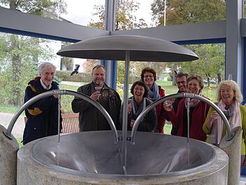 : Ob das Wasser des Georgi-Sprudels schmeckt oder nicht, soll nicht bewertet, sondern einfach nur wahrgenommen werden. Die Tinnitus-Selbsthilfegruppe trinkt mit Heilpraktiker Guido Sauer (links) ganz bewusst.
