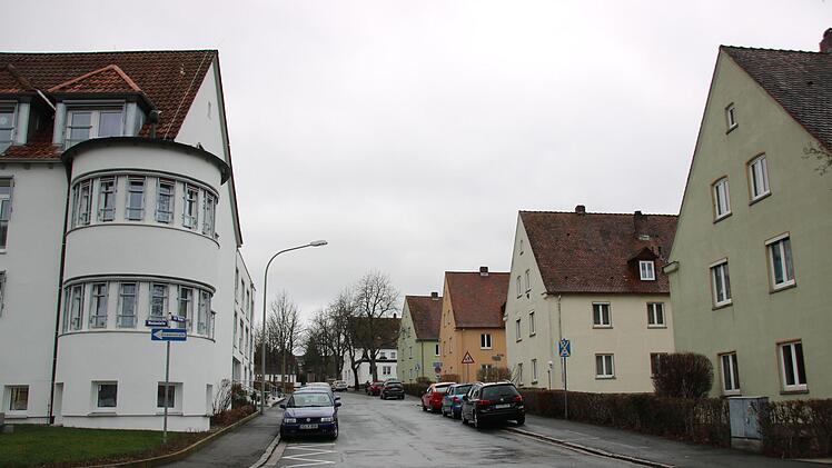 Links das Senioren- und Pflegeheim, rechts die alten Mietshäuser der Baugenossenschaft, die abgerissen werden. Foto: Alexander Hartmann