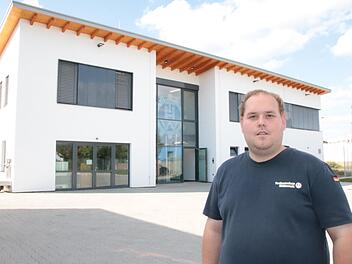 Erst ein paar Monate ist Philipp Kiesel Ortsbeauftragter, und erlebt trotzdem einen der größten Momente in der Geschichte des Bad Kissinger THW mit: Seit 1. September richten sich die Aktiven im zwei Millionen Euro teuren Neubau im Maria-Ward-Weg ein. Foto: Ralf Ruppert