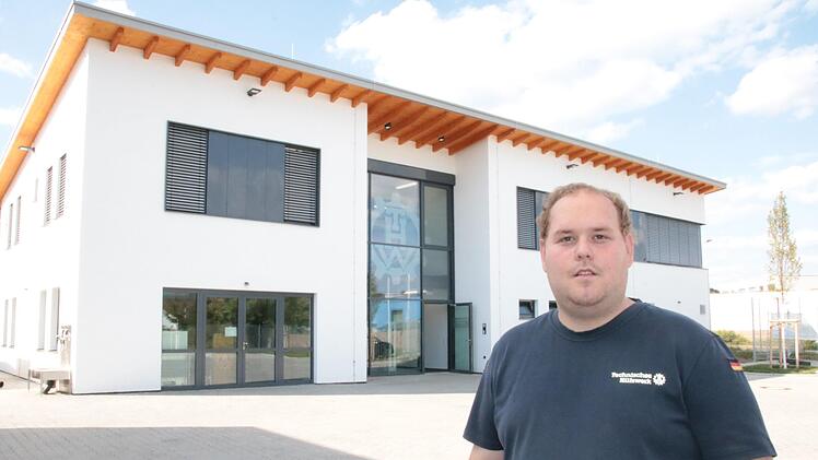 Erst ein paar Monate ist Philipp Kiesel Ortsbeauftragter, und erlebt trotzdem einen der größten Momente in der Geschichte des Bad Kissinger THW mit: Seit 1. September richten sich die Aktiven im zwei Millionen Euro teuren Neubau im Maria-Ward-Weg ein. Foto: Ralf Ruppert