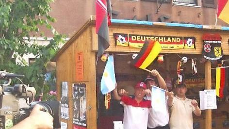 Eigene Bude oder geliehene Bude? Den Aufbau bezahlen oder den Stand im Eigentum haben, das sind die Varianten f&uuml;r Vereine. Foto: Bernhard Panzer