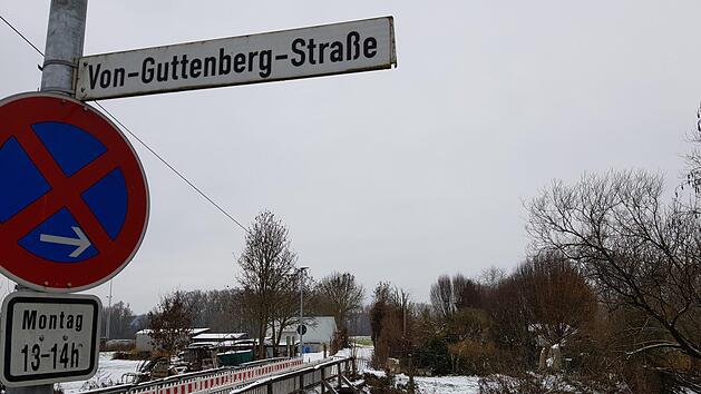 Nur noch für Fußgänger ist die Brücke in der Von-Guttenberg-Straße tauglich. Das soll sich 2021 ändern. Fotos: Ekkehard Roepert