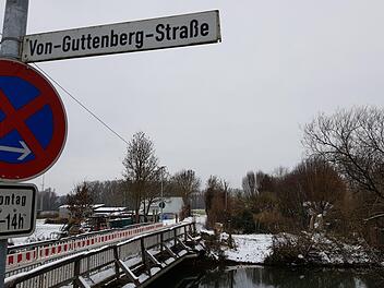 Nur noch für Fußgänger ist die Brücke in der Von-Guttenberg-Straße tauglich. Das soll sich 2021 ändern. Fotos: Ekkehard Roepert