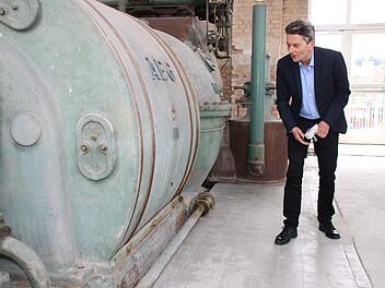 Rolf Mützenich sah sich im Turbinenhaus der Spinnerei die noch erhaltene Turbine aus dem Jahr 1921 an.