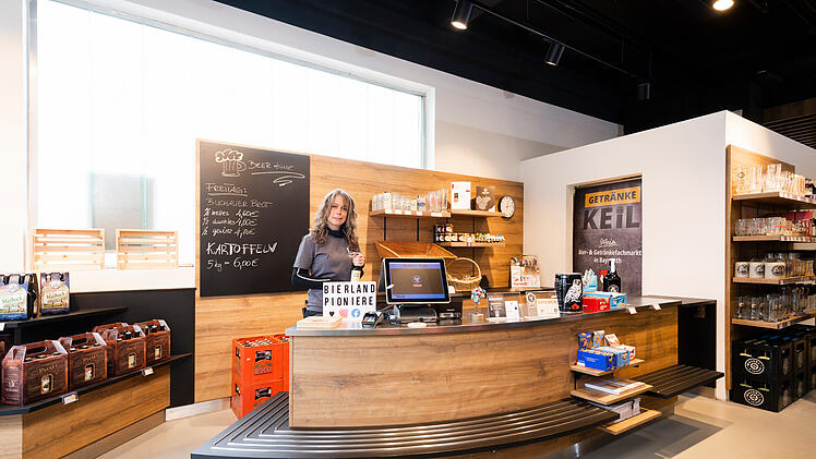 Bayreuth: Bester Getränkehändler 2023 - Getränkemarkt erhält Auszeichnung mit Trophäe und Siegel