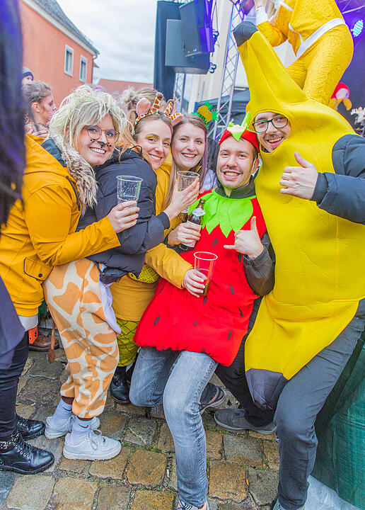 Buntes Faschingstreiben begeistert groß und klein.