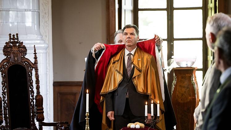 Vom BRD-Bürger zum rechten "Reichskanzler" und nun auch noch König? Guido Berger (Max Hopp, Mitte) ist ein gefährlicher Mann, der sich durch belegbare Argumente nicht beirren lässt.