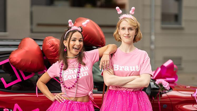 Sandy Koslowski (Cosima Henman, links) und Sandra Giesinger (Klara Lange) sind Halbschwestern und von Grund auf verschieden.