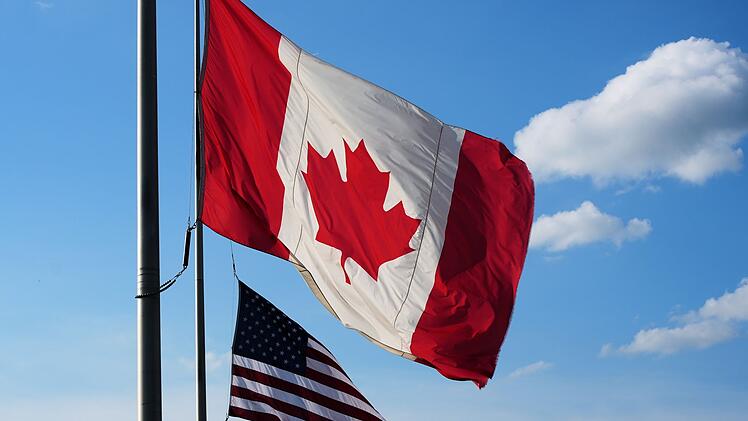 Flaggen von Kanada und den USA