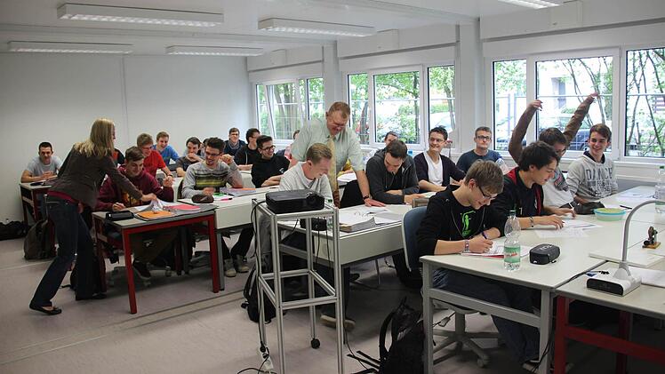 Die Klasse 10a (Hochschule dual) mit ihren Mechatronikern und Industriemechanikern gehört zu den wenigen Klassen, die in den Containern auch Unterricht haben.