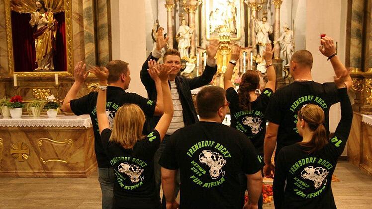 Dorfrocker-Sänger Tobias Thomann dirigiert den Vorstand des Vereins "Frensdorfer Kerwasburschen und -madla".