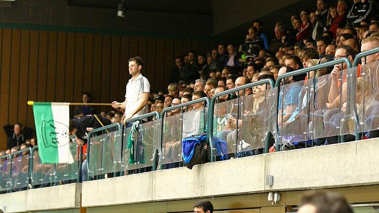 Auf der Tribüne der Sporthalle Weiher waren Sitzplätze Mangelware.