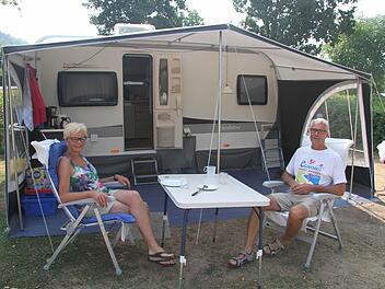Durch einen Artikel in einer niederländischen Campingzeitschrift sind Ton und Wilhelmine Wissink auf den Campingplatz in Stadtsteinach aufmerksam geworden - die Niederländer sind begeistert, auch von den bayerischen Festen wie dem Bierfest und der italienischen Nacht in Kulmbach. Fotos: Sonja Adam