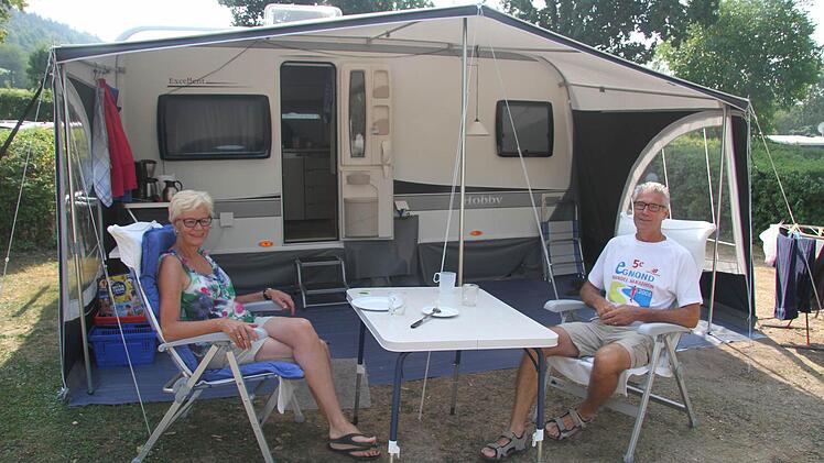 Durch einen Artikel in einer niederländischen Campingzeitschrift sind Ton und Wilhelmine Wissink auf den Campingplatz in Stadtsteinach aufmerksam geworden - die Niederländer sind begeistert, auch von den bayerischen Festen wie dem Bierfest und der italienischen Nacht in Kulmbach. Fotos: Sonja Adam