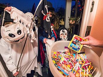 Halloween ist ein Fest für Kinder. Darum sollten Eltern ihnen den Spaß am Grusel nicht verderben. den Grusel-Clowns zum Trotz. Foto: Armin Weigel/dpa
