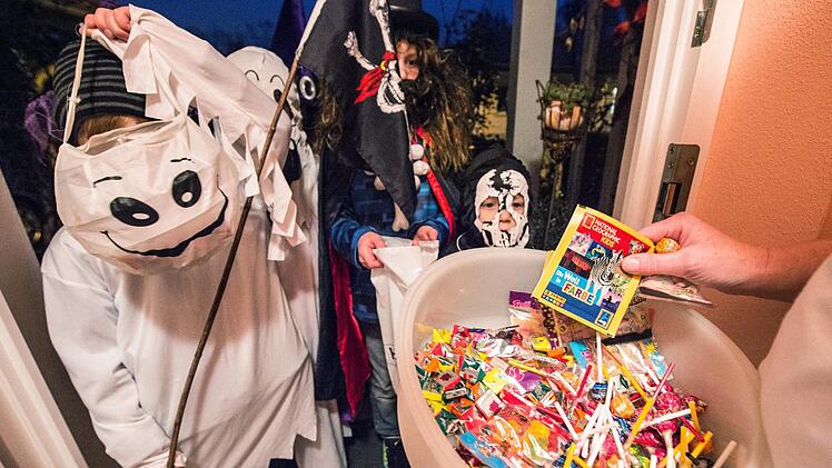 Halloween ist ein Fest für Kinder. Darum sollten Eltern ihnen den Spaß am Grusel nicht verderben. den Grusel-Clowns zum Trotz. Foto: Armin Weigel/dpa