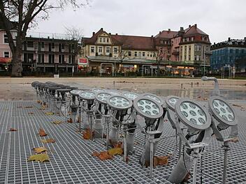 Das Wasser aus dem Brunnen im Rosengarten wurde gestern abgelassen, wann der Brunnen wieder befüllt wird, ist offen. Foto: Ralf Ruppert