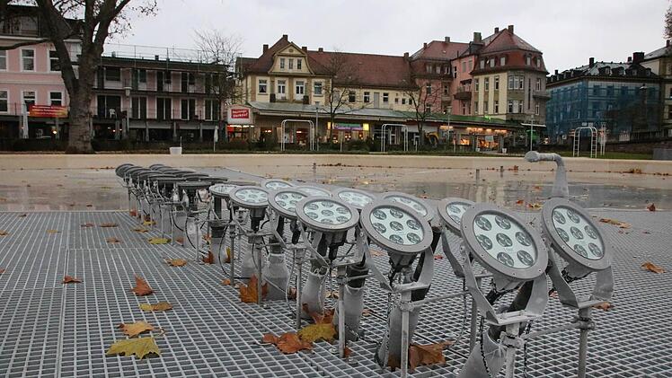 Das Wasser aus dem Brunnen im Rosengarten wurde gestern abgelassen, wann der Brunnen wieder befüllt wird, ist offen. Foto: Ralf Ruppert