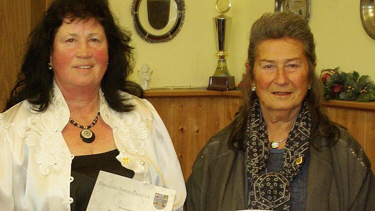 Irma Leimeister und Erika Gemetz (von links) singen seit 40 Jahren in der Chorgemeinschaft und erhielten dafür Ehrennadeln.  Foto: Winfried Ehling