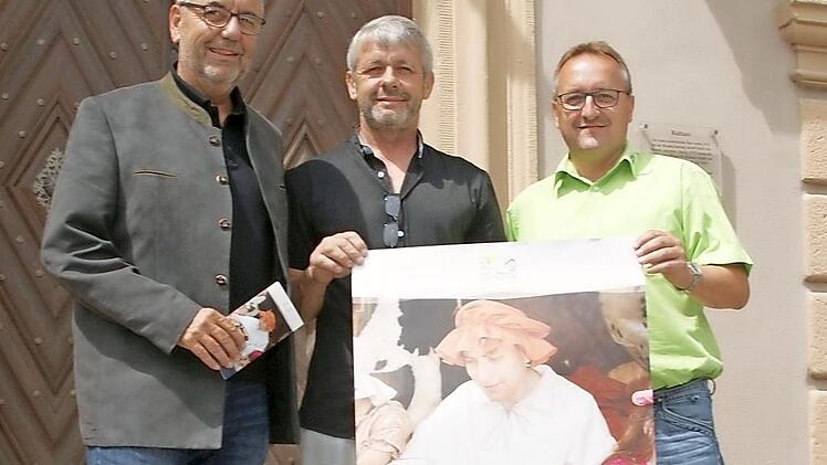 B&uuml;rgermeister J&uuml;rgen Kohmann, Alexander Krappmann und Markus Alin pr&auml;sentieren das Plakat zum Altstadtfest. Foto: Mario Deller