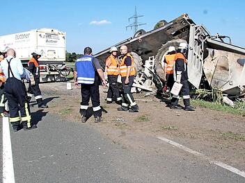 Bei Dondörflein geriet ein Tieflader aufs Bankett. Das endete damit, dass er im Graben umkippte und seine Ladung, einen Traktor, verlor. Feuerwehrkräfte aus Herzogenaurach, Höfen/Zweifelsheim und Steinbach sicherten die Unfallstelle und räumten auf. Foto: Richard Sänger