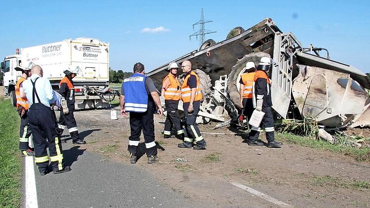 Bei Dondörflein geriet ein Tieflader aufs Bankett. Das endete damit, dass er im Graben umkippte und seine Ladung, einen Traktor, verlor. Feuerwehrkräfte aus Herzogenaurach, Höfen/Zweifelsheim und Steinbach sicherten die Unfallstelle und räumten auf. Foto: Richard Sänger