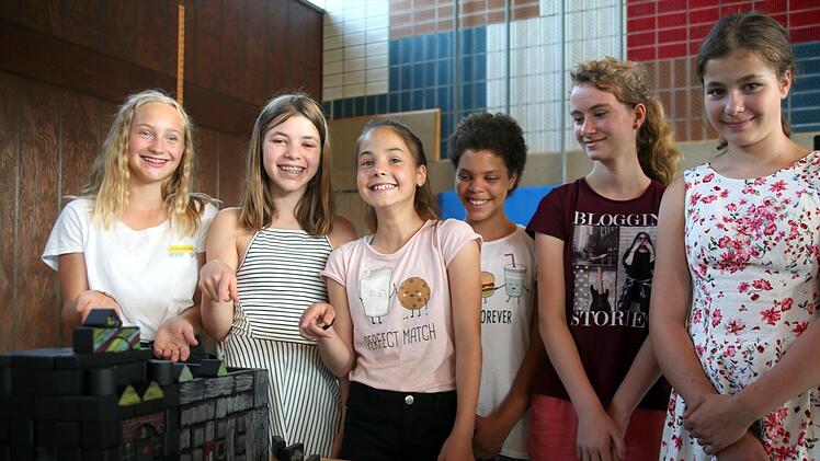 Zu der von Emilia, Mia, Sophia, Helen, Alina und Elisa (von links) konstruierten Fassade gehört eine Mauer, "die uns vor allem Bösem beschützen soll", wie Mia meinte. Foto: Bettina Knauth