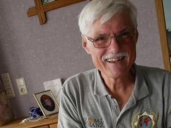 Werner Tetsch hat alle seine Sachen in Ordnern dabei, auch alle Zeitungsausschnitte und zeigt sie den Menschen bei seiner Mission.  Foto: Manja von Nida