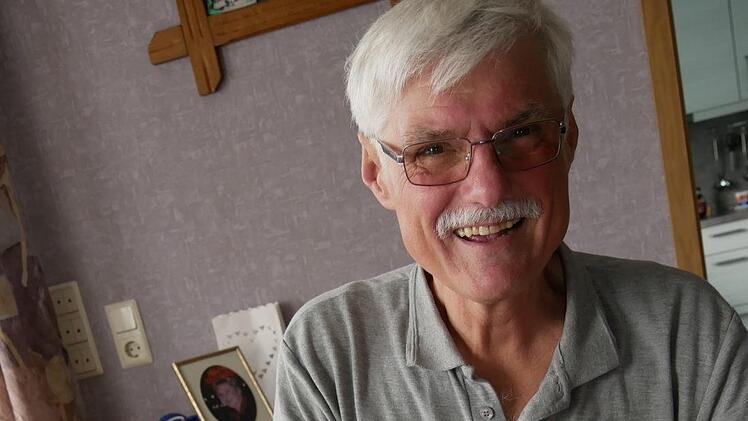Werner Tetsch hat alle seine Sachen in Ordnern dabei, auch alle Zeitungsausschnitte und zeigt sie den Menschen bei seiner Mission.  Foto: Manja von Nida