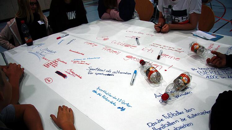 Die Jugendlichen tauschten an Thementischen ihre Ideen aus.   Foto: Richard Sänger