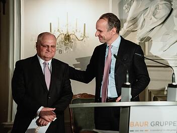 Albert Klein (links) wirkt nachdenklich, als er nach seiner Rede noch einmal zu seinem Nachfolger Patrick Boos auf die Bühne kommt.