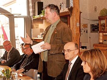 Bauernverband-Kreisobmann Klaus Merkel (stehend) im Gespräch mit den Behördenvertretern; von rechts Kreisbäuerin Cäcilie Werner und Landrat Wilhelm Schneider  Foto: Günther Geiling