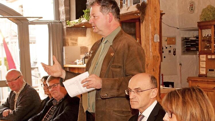 Bauernverband-Kreisobmann Klaus Merkel (stehend) im Gespräch mit den Behördenvertretern; von rechts Kreisbäuerin Cäcilie Werner und Landrat Wilhelm Schneider  Foto: Günther Geiling