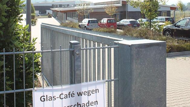 Schon am Hoftor der Werkstätten in Neuensee wird auf die Situation hingewiesen.