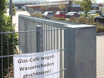 Schon am Hoftor der Werkstätten in Neuensee wird auf die Situation hingewiesen.