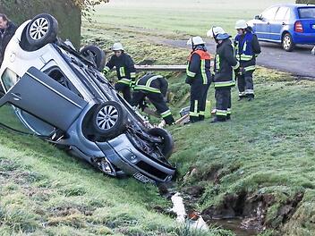 Nachdem sich das Fahrzeug der 18-J&auml;hrigen an einem Wassergraben bei M&ouml;nchshof &uuml;berschlagen hatte, kam es auf dem Dach zum Liegen. Foto: News 5/Ferdinand Merzbach