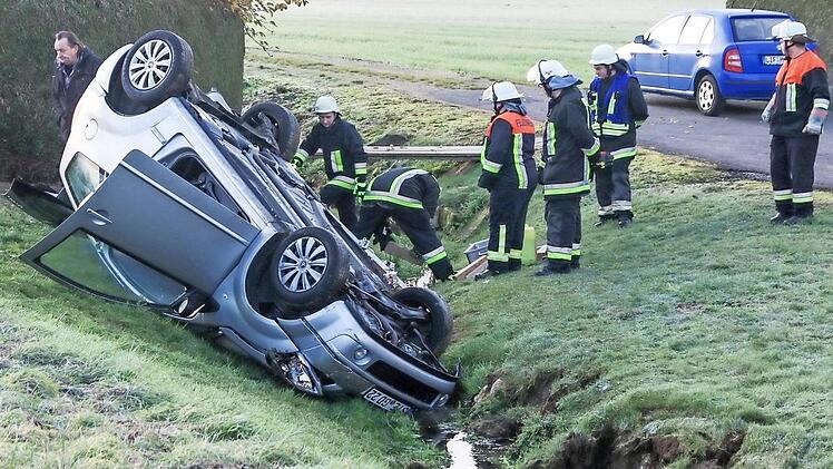 Nachdem sich das Fahrzeug der 18-J&auml;hrigen an einem Wassergraben bei M&ouml;nchshof &uuml;berschlagen hatte, kam es auf dem Dach zum Liegen. Foto: News 5/Ferdinand Merzbach