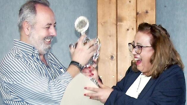 Das P&auml;chterehepaar Dinas freut sich &uuml;ber Pokal und Urkunde.  Fotos: Richard S&auml;nger