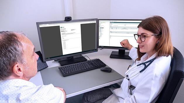 Eine &Auml;rztin bespricht mit einem Patienten seine Untersuchungsergebnisse. Mit der App kann er sich in Zukunft vorab informieren und so besser auf das Gespr&auml;ch vorbereiten. Symbolfoto: Hassan Akhtarini